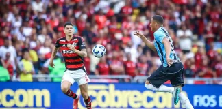 Ayrton Lucas em campo pelo Flamengo no empate contra o Grêmio no Maracanã