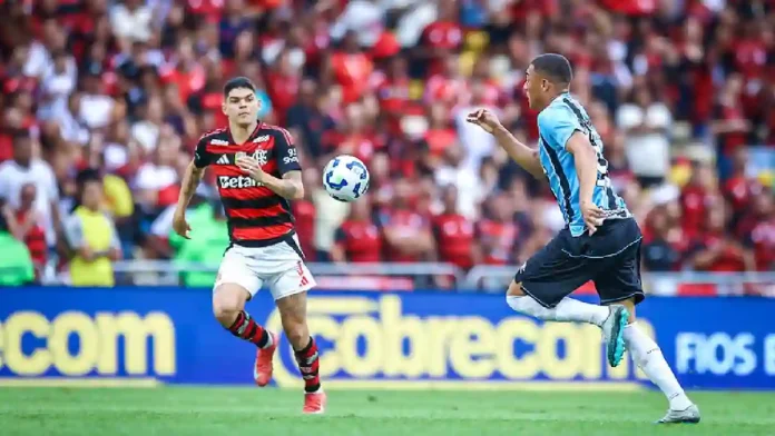 Ayrton-Lucas-Flamengo-1-1-Gremio-310825 Ayrton Lucas em campo pelo Flamengo no empate contra o Grêmio no Maracanã