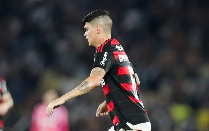 Ayrton Lucas em campo pelo Flamengo contra o Vasco - FOTO: Gilvan de Souza / Flamengo