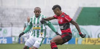 Bruno Henrique em campo pelo Flamengo contra o Juventude