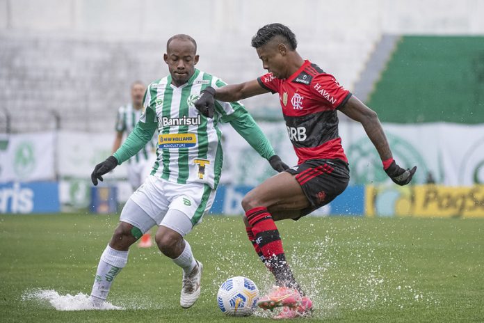 Bruno Henrique em campo pelo Flamengo contra o Juventude