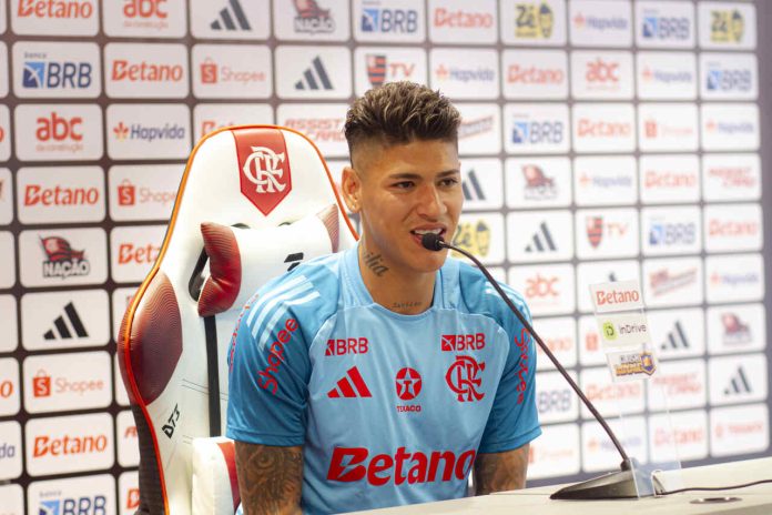 Carrascal em entrevista no Ninho do Urubu