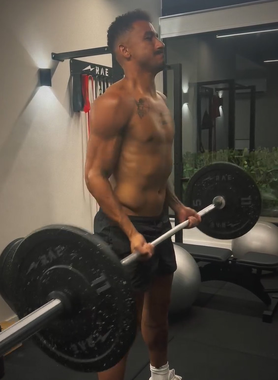 Danilo faz musculação durante folga no Flamengo