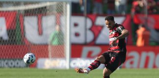Danilo em campo na vitória do Flamengo sobre o Juventude