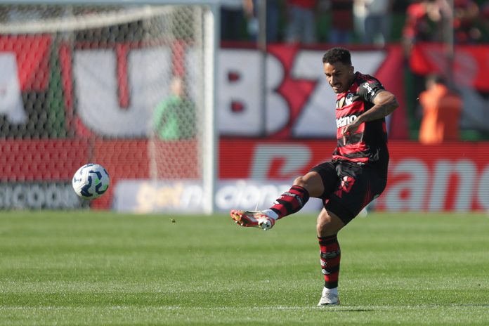 Danilo em campo na vitória do Flamengo sobre o Juventude