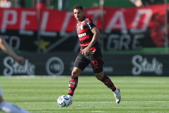 Danilo em campo pelo Flamengo na vitória sobre o Juventude