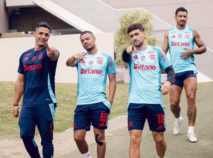 De la Cruz, Arrascaeta e Danilo, antes de mais um treino do Flamengo no Ninho - FOTO: Adriano Fontes / Flamengo