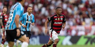 De la Cruz em campo pelo Flamengo contra o Grêmio no Maracanã