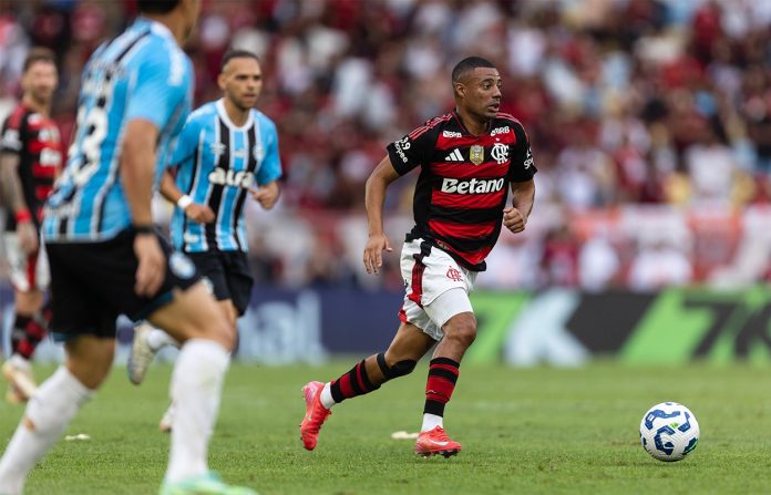 De la Cruz em campo pelo Flamengo contra o Grêmio no Maracanã