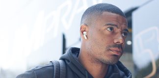 De la Cruz na chegada do Flamengo no Estádio Alfredo Jaconi em Caxias do Sul - FOTO: Gilvan de Souza / Flamengo
