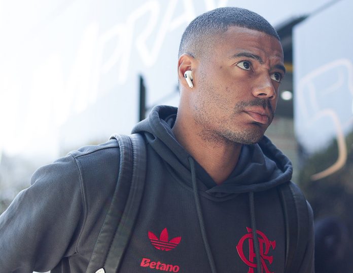 De la Cruz na chegada do Flamengo no Estádio Alfredo Jaconi em Caxias do Sul - FOTO: Gilvan de Souza / Flamengo