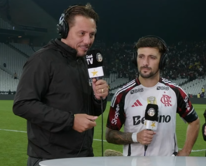 Arrascaeta e o repórter da Cazé TV, ex-goleiro e ídolo do Flamengo Diego Alves