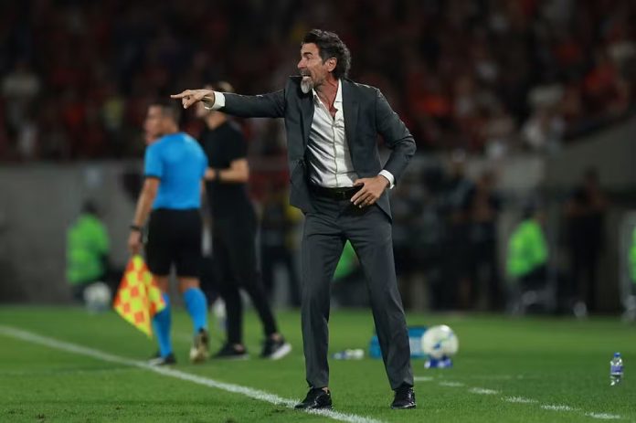 Eduardo Domínguez técnico do Estudiantes na derrota para o Flamengo no Maracanã