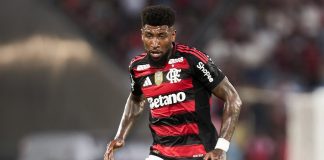 Emerson Royal em campo pelo Flamengo contra o Vasco - FOTO: Gilvan de Souza / Flamengo