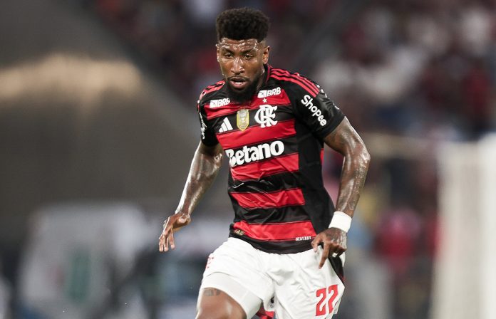 Emerson Royal em campo pelo Flamengo contra o Vasco - FOTO: Gilvan de Souza / Flamengo