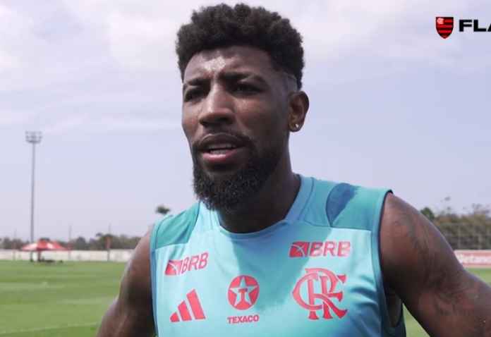 Emerson Royal em entrevista na Flamengo TV no Ninho do Urubu