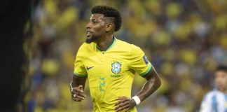 Emerson Royal em campo pela Seleção Brasileira