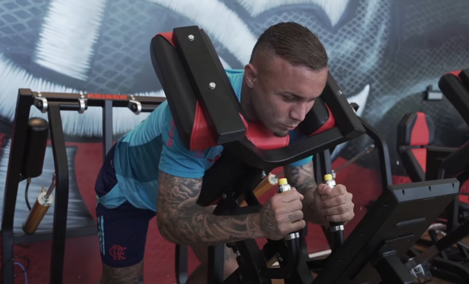 Everton Cebolinha usando o novo aparelho adquirido pelo Flamengo