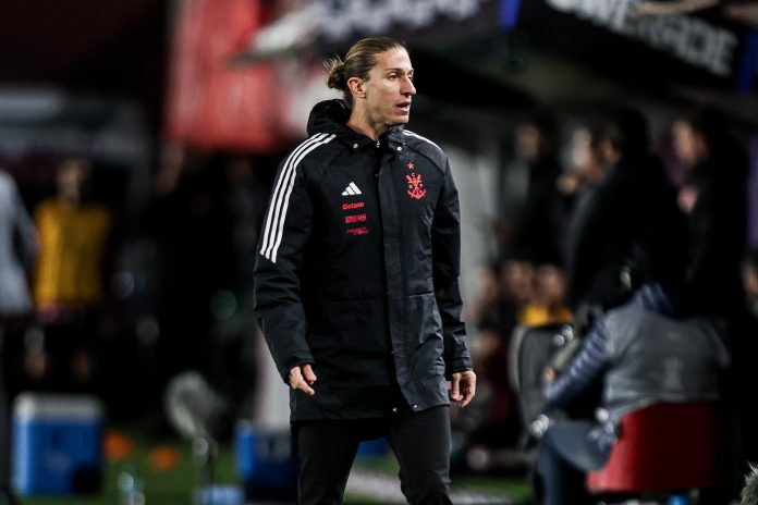 Filipe Luís em campo comandando o Flamengo contra o Estudiantes - FOTO: Gilvan de Souza / Flamengo