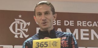 Filipe Luís recebe homenagem do Flamengo ao completar 1 ano no cargo de técnico