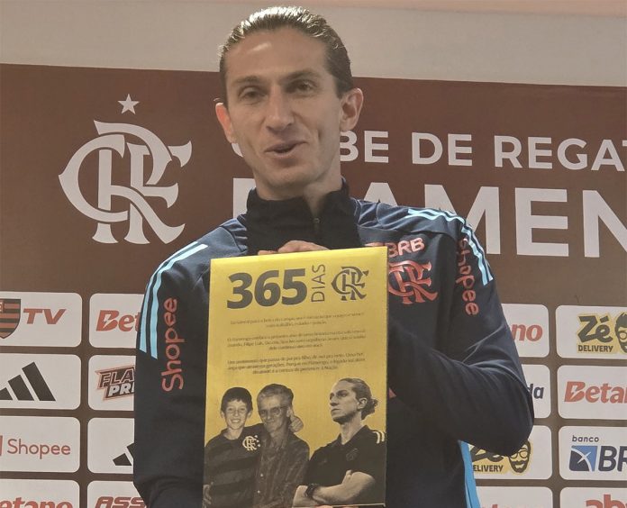 Filipe Luís recebe homenagem do Flamengo ao completar 1 ano no cargo de técnico