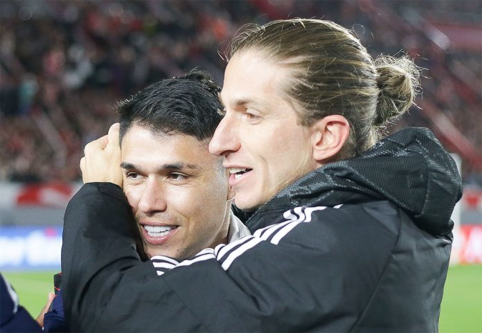 Luiz Araújo e Filipe Luís comemoram a classificação do Flamengo sobre o Estudiantes na Libertadores