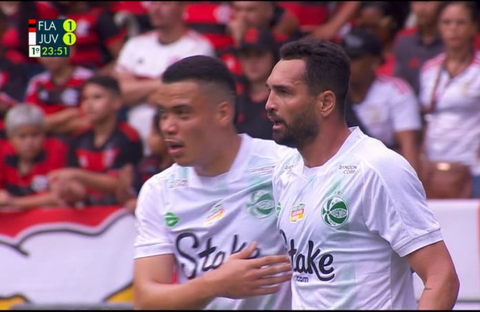 Gilberto comemora gol pelo Juventude contra o Flamengo