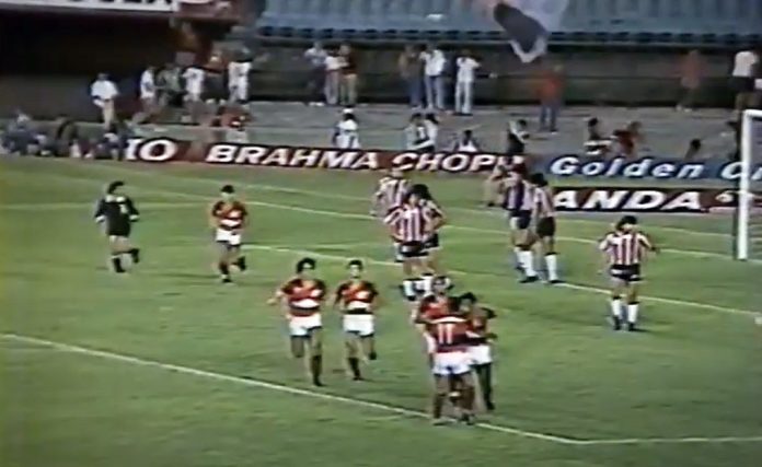 Gol-Luis-Henrique-Flamngo-3-0-Estudiantes-Supercopa-1988 Jogadores comemoram com Luís Henrique o primeiro gol do Flamengo na vitória por 3x0 sobre o Estudiantes