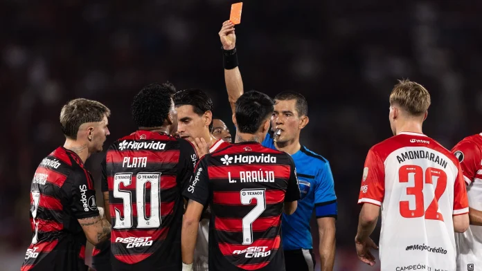 Plata é expulso de forma absurda pelo árbitro colombiano