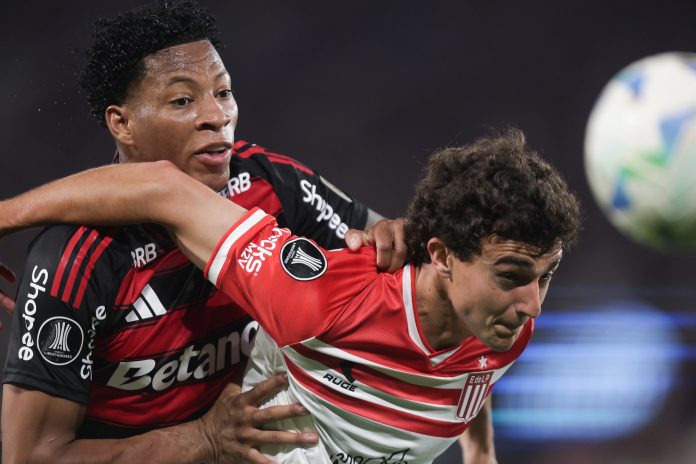Plata em campo na vitória do Flamengo sobre o Estudiantes - FOTO: Gilvan de Souza