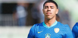 O zagueiro Iago em campo pela Seleção Brasileira