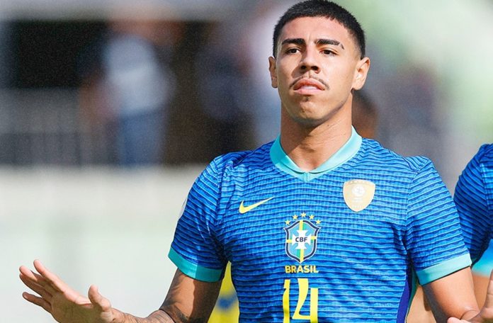 O zagueiro Iago em campo pela Seleção Brasileira