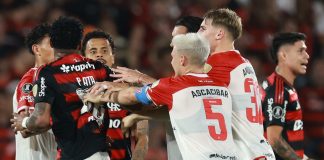 Plata é expulso de forma absurda no jogo entre Flamengo e Estudiantes