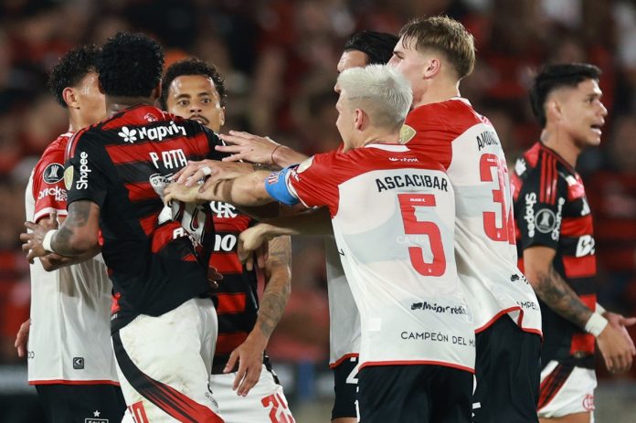 Plata é expulso de forma absurda no jogo entre Flamengo e Estudiantes