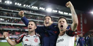 Jorginho, Pedro e Saúl após classificação do Flamengo sobre o Estudiantes nos pênaltis - FOTO: Gilvan de Souza / Flamengo