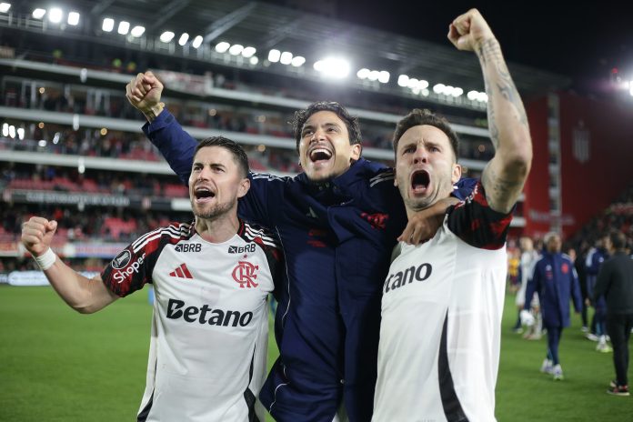 Jorginho-Pedro-Saul-Rossi-Estudiantes-1-0-Flamengo-Penaltis-2-4-250925-Foto-Gilvan-de-Souza Jorginho, Pedro e Saúl após classificação do Flamengo sobre o Estudiantes nos pênaltis - FOTO: Gilvan de Souza / Flamengo