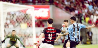 Léo Pereira em campo pelo Flamengo no empate contra o Grêmio - FOTO: Adriano Fontes / Flamengo