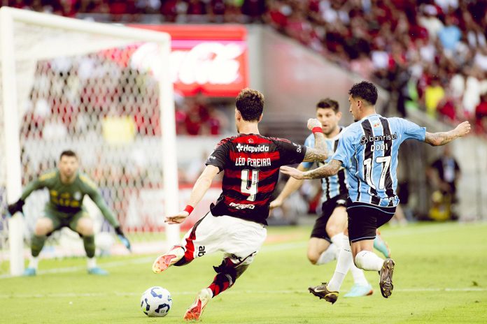 Léo Pereira em campo pelo Flamengo no empate contra o Grêmio - FOTO: Adriano Fontes / Flamengo
