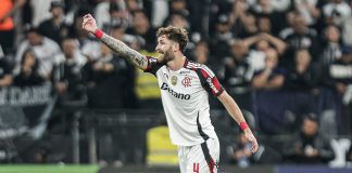 Léo Pereira em campo na vitória do Flamengo sobre o Corinthians - FOTO: Gilvan de Souza / Flamengo