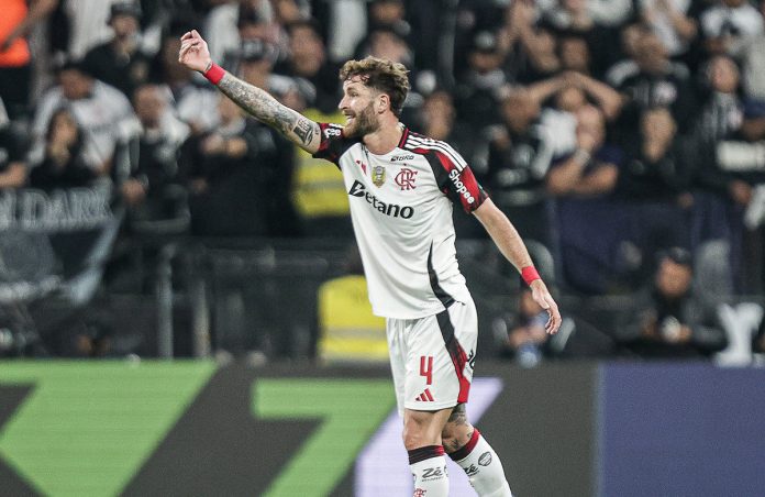 Léo Pereira em campo na vitória do Flamengo sobre o Corinthians - FOTO: Gilvan de Souza / Flamengo