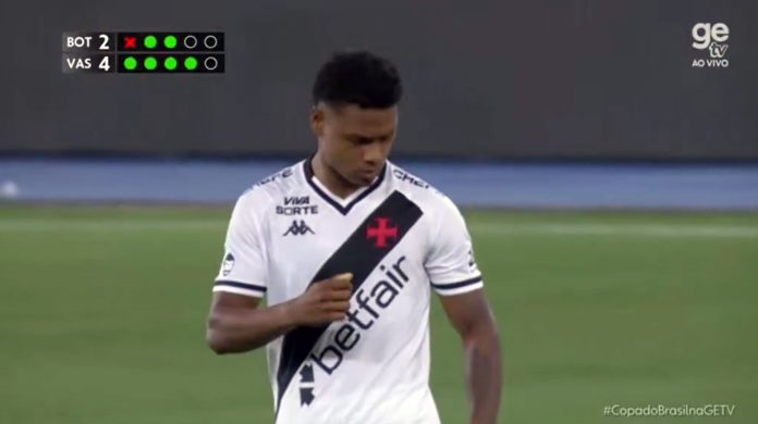 Matheus França ia beijar o escudo, mas lembrou que agora ele está no rival do Flamengo