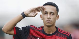 Matheus Gonçalves em campo pela base do Flamengo em 2022