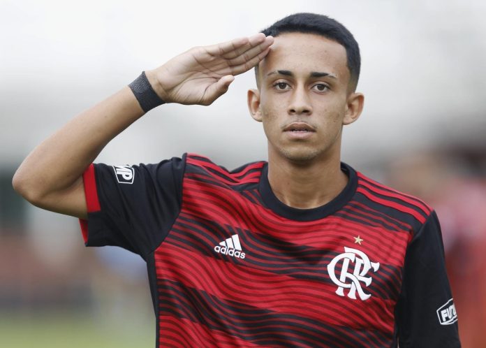 Matheus Gonçalves em campo pela base do Flamengo em 2022