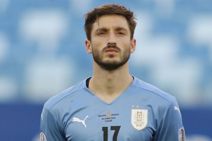 Matías Viña em campo pela Seleção do Uruguai