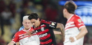 Pedro em campo na vitória do Flamengo sobre o Estudiantes de La Plata