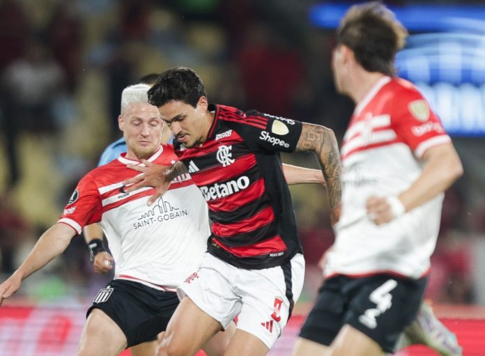 Pedro em campo na vitória do Flamengo sobre o Estudiantes de La Plata