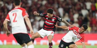 Pedro em campo pelo Flamengo na vitória sobre o Estudiantes - FOTO: Gilvan de Souza / Flamengo