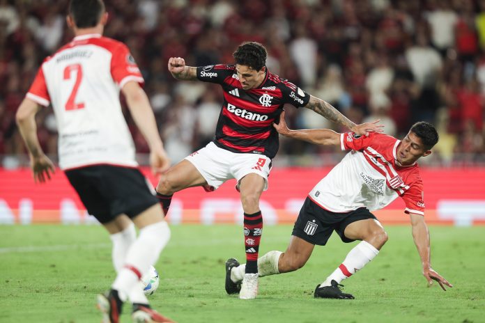 Pedro em campo pelo Flamengo na vitória sobre o Estudiantes - FOTO: Gilvan de Souza / Flamengo
