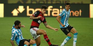 Pedro em campo pelo Flamengo contra o Racing pela Libertadores de 2020