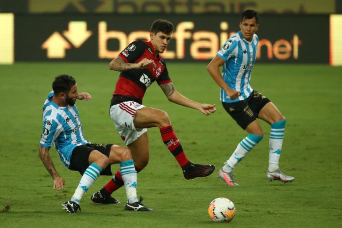 Pedro em campo pelo Flamengo contra o Racing pela Libertadores de 2020